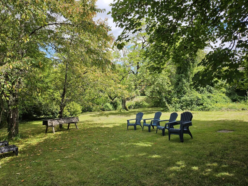 location meublés de la roche posay jardin verdure repas détente