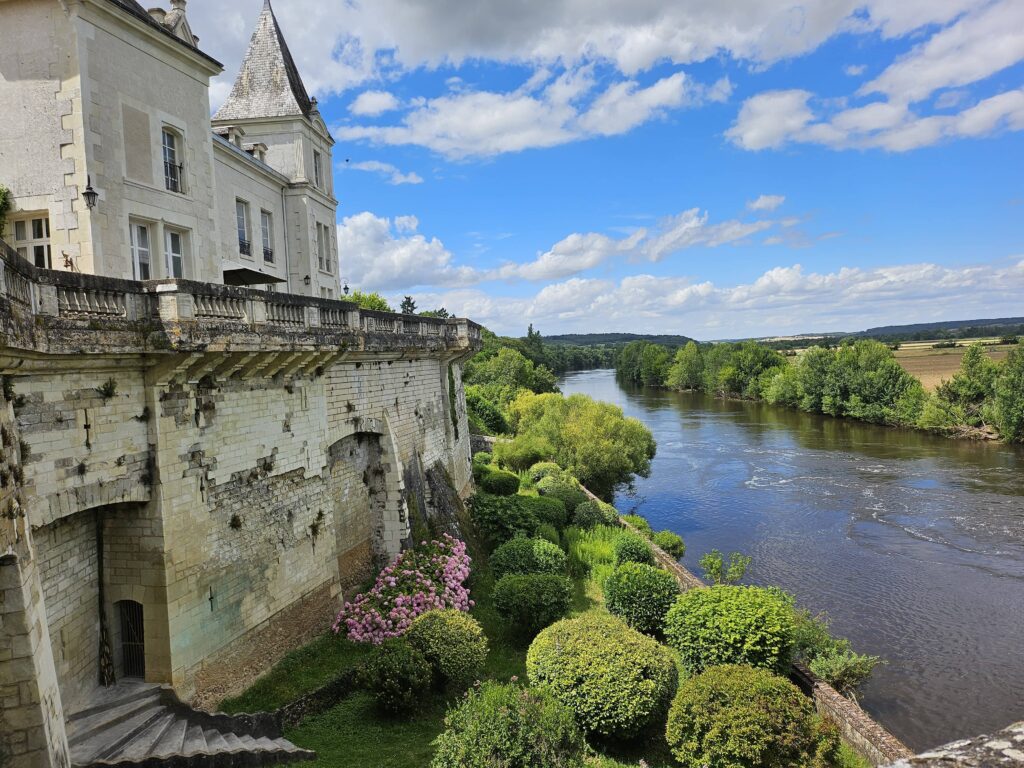 meublés de la roche posay vue chateau sur la Creuse la roche posay